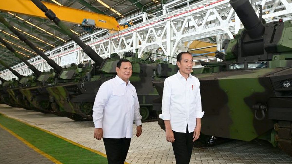 Riding KCJB With Jokowi, Prabowo Admits He Doesn't Talk About Politics