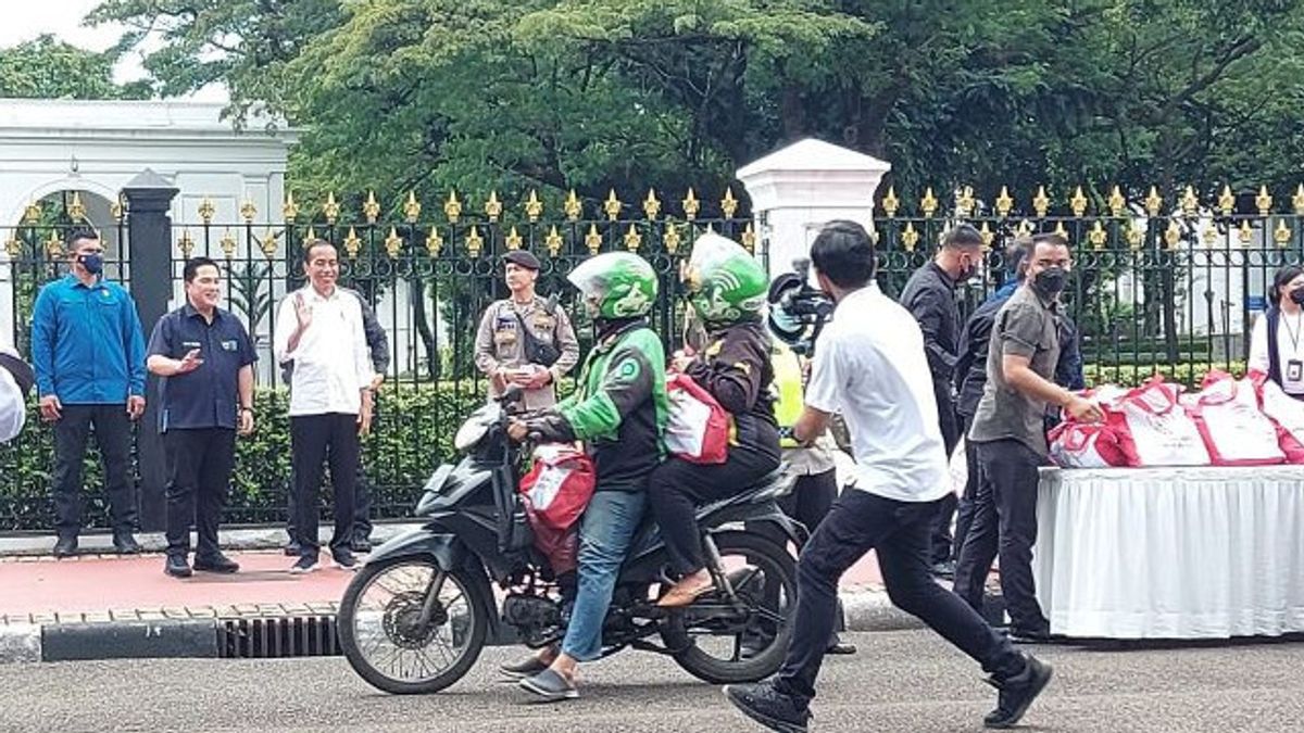 <i>Surprise!</i> Jokowi Tetiba Bagi Sembako ke Ribuan <i>Driver</i> Ojol yang Melintas di Depan Istana  
