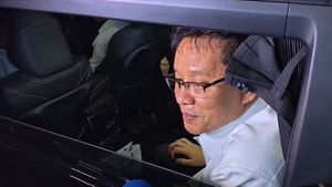微笑的普尔巴亚即将启程前往圣地