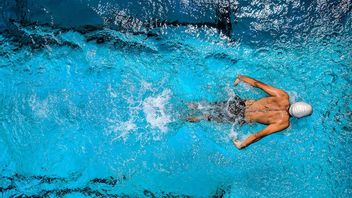 Agar Tubuh Tetap Terhidrasi dengan Baik, Kamu Perlu Minum Air Selama Melakukan Sesi Berenang