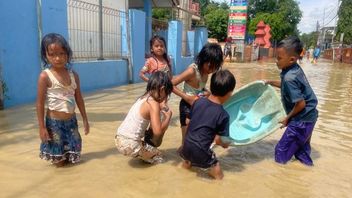 Ratusan Rumah di Cirebon Terendam Banjir Kiriman Sungai Ciberes