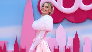 Terinspirasi Film, Margot Robbie Akan Rilis Buku Fesyen, <i>Barbie: The World Tour</i>