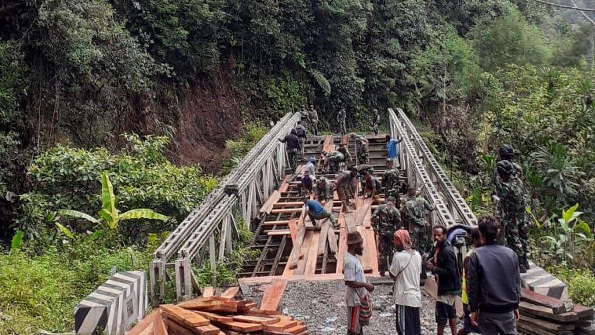  TNI Bareng Warga Perbaiki Jembatan Sahayu Yalimo yang Dirusak OTK