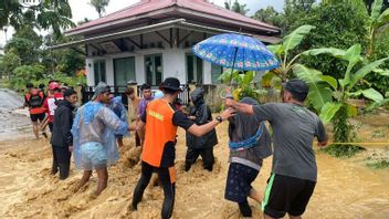 3 Perahu Karet Dikerahkan, Ratusan Warga Agam Dievakuasi dari Lahan Sawit Terendam