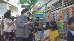 Puan Maharani Blusukan ke Gang Sempit di Tambora Bagikan Sembako Sambil Pantau Vaksinasi