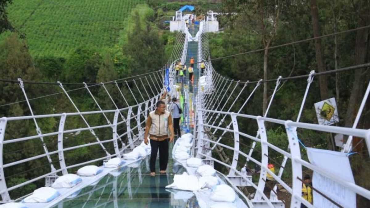 The Ministry Of PUPR Evaluates The Results Of The Bromo Glass Bridge Weight Test