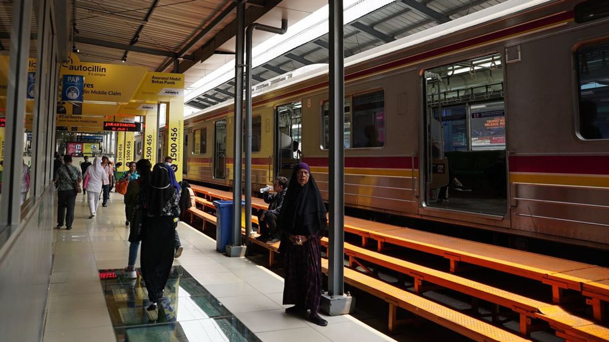 The Reason Why Many Commuter Line Passengers Were Dropped Off At Manggarai This Morning