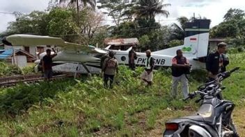 Smart Air Plane Slips In Nduga, Residents Are Crowded To Help Pull It To The Airfield