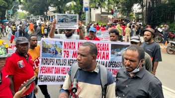Bring Posters And Spanduks, Papuan Indigenous People Again AGO