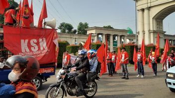 Tangerang Police Escort Thousands Of Workers Heading To Jakarta To Take May Day Action