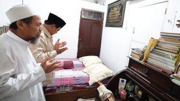 In Mbah Moen's Room, Prabowo Subianto Can't Hold Back His Tears