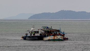 魚の生息地にしましょう、バタム島の2隻のベトナム外国船は沈むまで砂を使う世話をしました