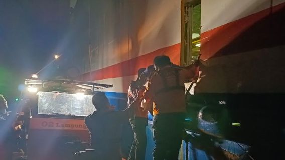 Tim SAR Evakuasi Penumpang KMP Jagantara yang Kandas di Perairan Lampung Selatan  