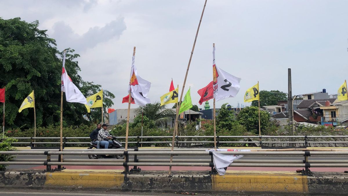 Warga Keluhkan Banyaknya Bendera Partai di Flyover Pondok Kopi yang Kerap Ganggu Jarak Pandang Pengendara