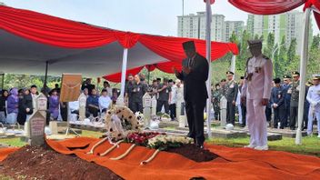 前国防部长朱沃诺·苏达尔索诺在卡利巴塔公墓被军人埋葬