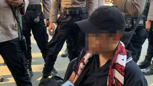 Indonesian National Team Supporters Arrested Bringing 5 Bottles Oftens And Flares In GBK