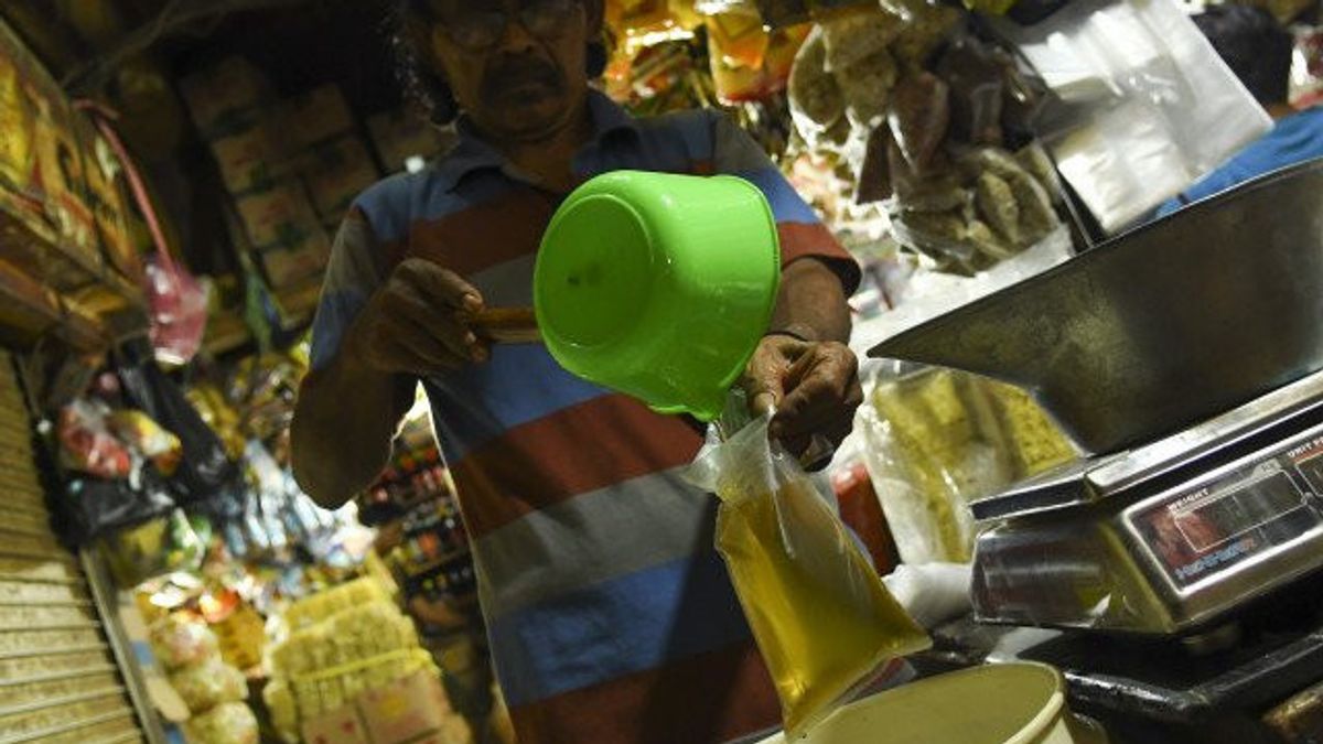 Emak-Emak Merapat! <i>Holding</i> BUMN Pangan Tebar 57,5 Ton Minyak Goreng ke Beberapa Pasar di Jakarta dan Jawa Barat