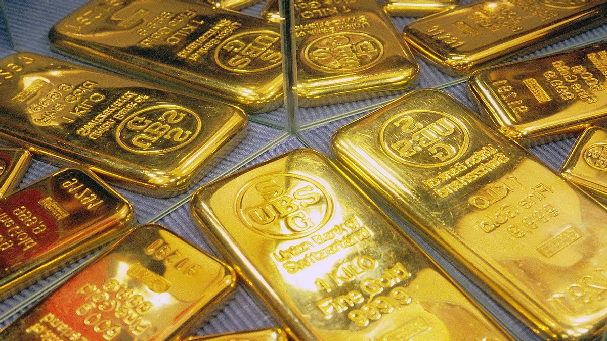 Three Passengers Arrested by Airport Customs After Trying to Smuggle 3.7 Kilograms of Gold in Their Trousers
