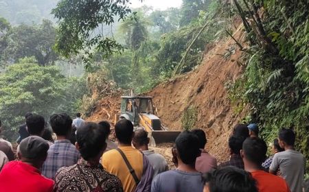 Tim Gabungan Bersihkan Material di Jalur Longsor Talamau