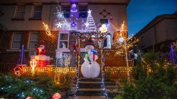 Noël Est Encore Il Ya Longtemps, Ce Couple Décoré Leurs Maisons Pour Rendre Leurs Voisins Heureux Au Milieu De La Pandémie