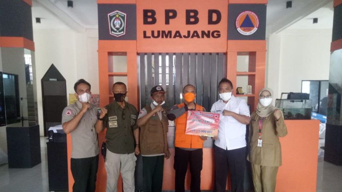 Solok City Government Hands Over 1 Ton Of Rendang For Victims Of The Eruption Of Mount Semeru