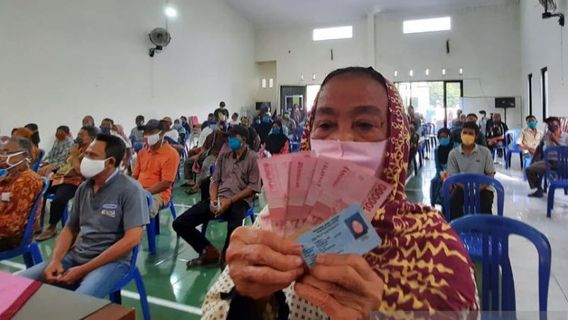 Pemerintah Klaim Bansos Pengalihan Subsidi BBM Rp24,17 Triliun Bisa Kurangi Jumlah Orang Miskin, Setuju?