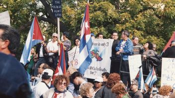 有经济危机和COVID-19的三角洲变种，古巴人敦促总统迪亚兹-卡内尔下台