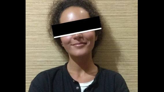 女子向警方微笑，因在巴厘岛携带假棉签被捕