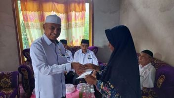 Baznas Ternate Visits Fathers Whose Children Were Pruned By Crocodiles In Lake Tolire, Gives Compensation And Food Assistance