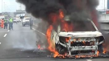 Après L’allumer Du Voyant Lumineux, Le Feu Est Apparu Du Capot De La Voiture Suzuki XL7 à Wiyoto Wiyono Toll Road