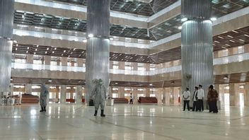 Sterilisasi Masjid Istiqlal agar Masyarakat Terhindar dari COVID-19 saat Salat Jumat