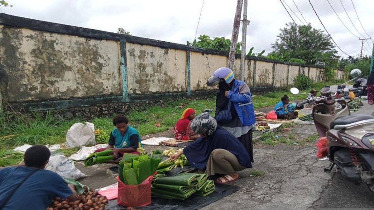 Mamas In Timika, Central Papua Busy Prepare Lebaran Ketupat Anyaman