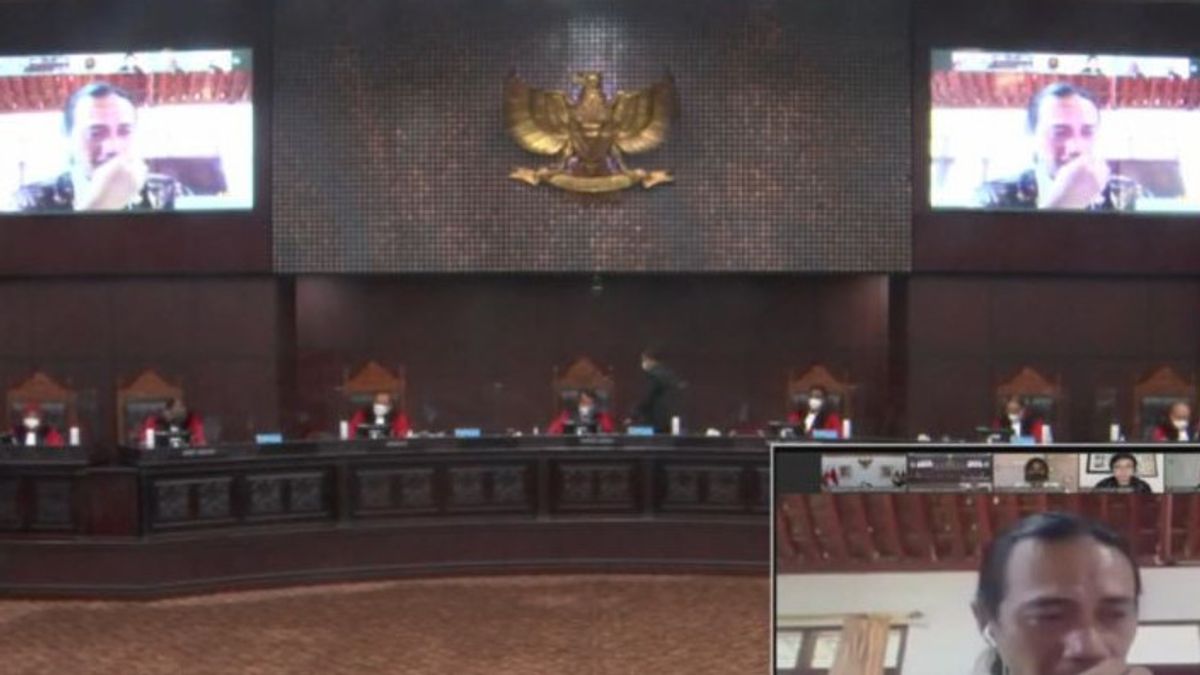 'Witness, Drink Water First', Asked The Chief Justice Of The Constitutional Court To The Witness Who Wept To Tell His Land Allegedly Claimed By The TNI