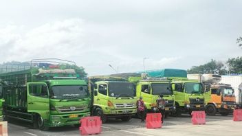Des véhicules accumulés dans le parking du port d’Upanjouheni Sous réserve du mauvais temps à Merak Banten