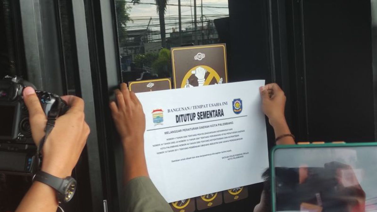Satpol PP Segel Gerai Holywings Palembang, Digeruduk Ratusan Massa