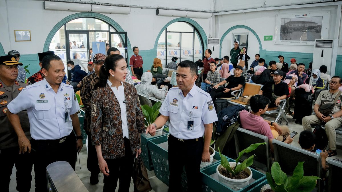 Tinjau Layanan Mudik, Menpar Widiyanti Putri Mampir ke Stasiun Pasar Senen