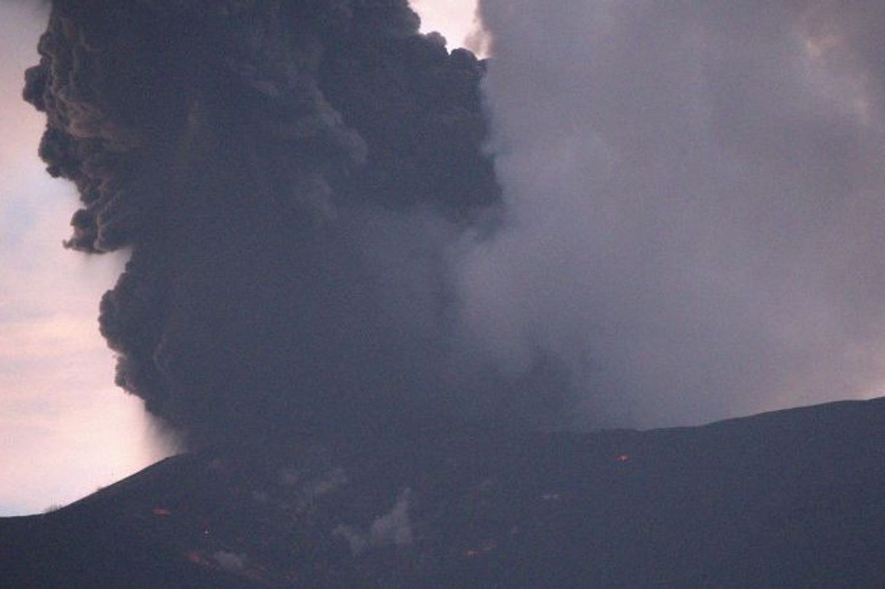 L'éruption du mont Marapi soulève une éruption volcanique jusqu'à 600 mètres