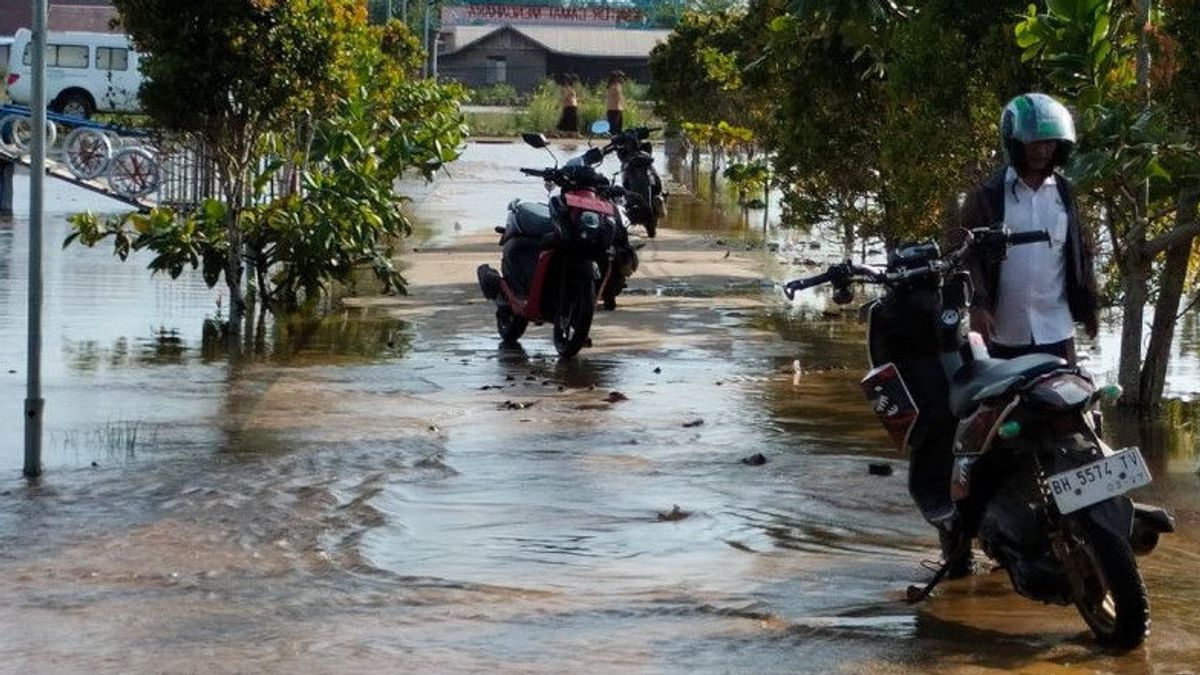 罗布洪水浸泡占碑沿海地区的人们的房屋