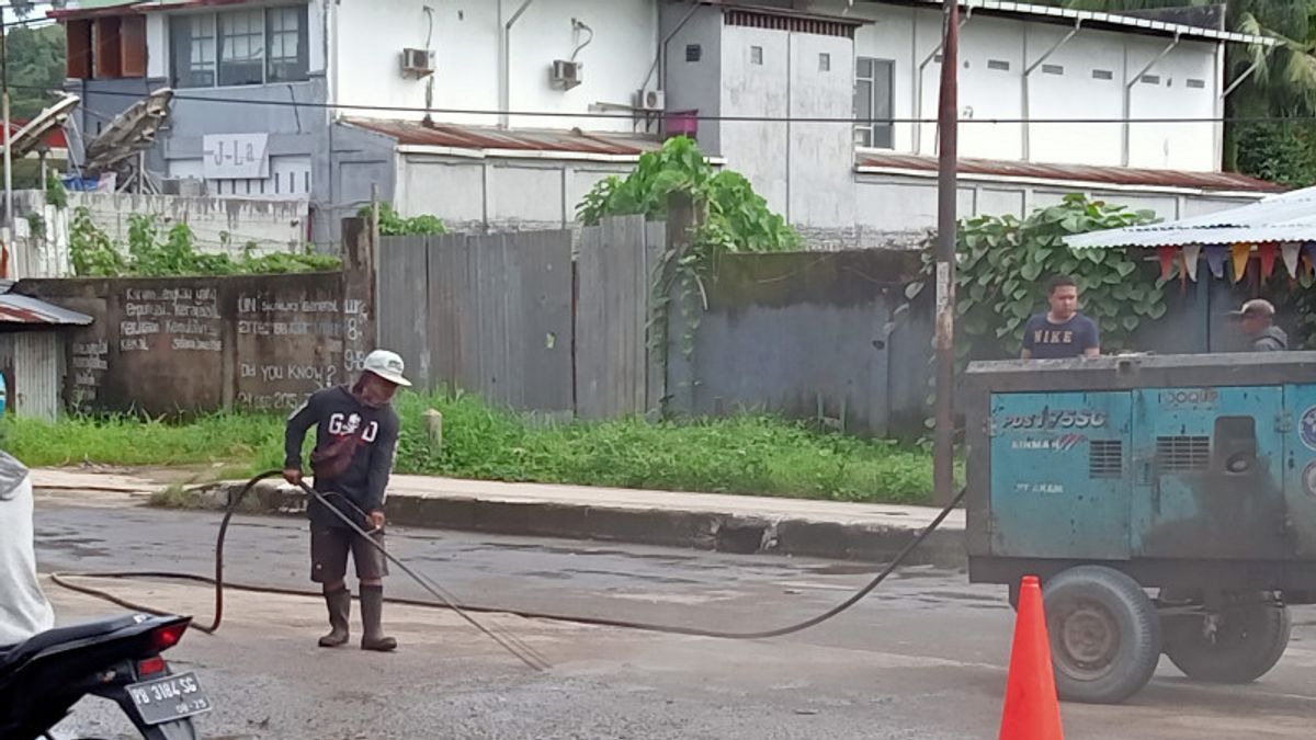 La Rue Jenderal Sudirman Dans La Ville De Sorong Est Pavée Avant La Visite De Jokowi Le 4 Octobre,