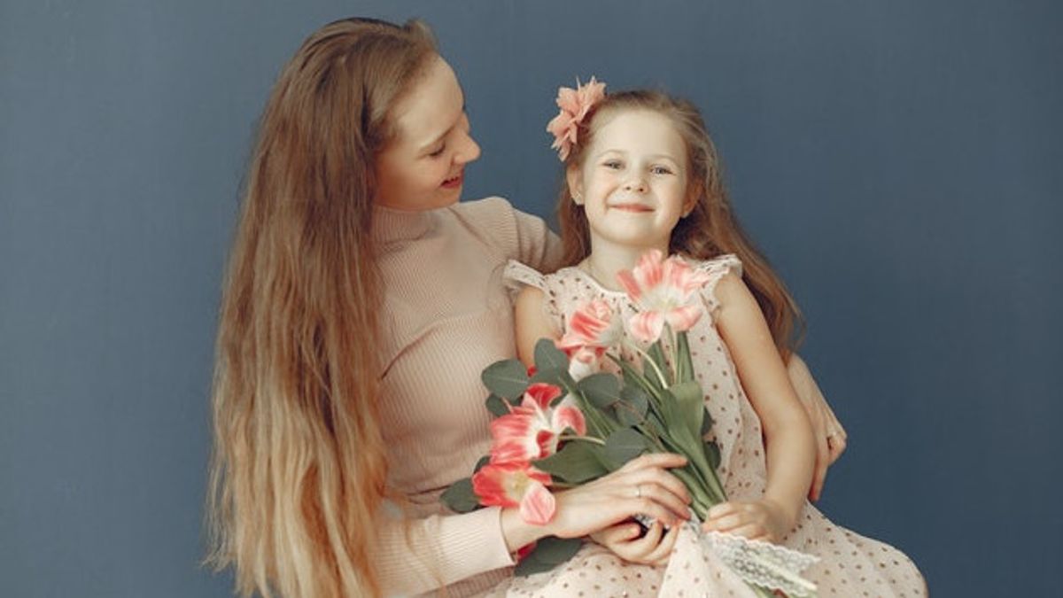 7 Things A Mother Should Give To Her Daughter