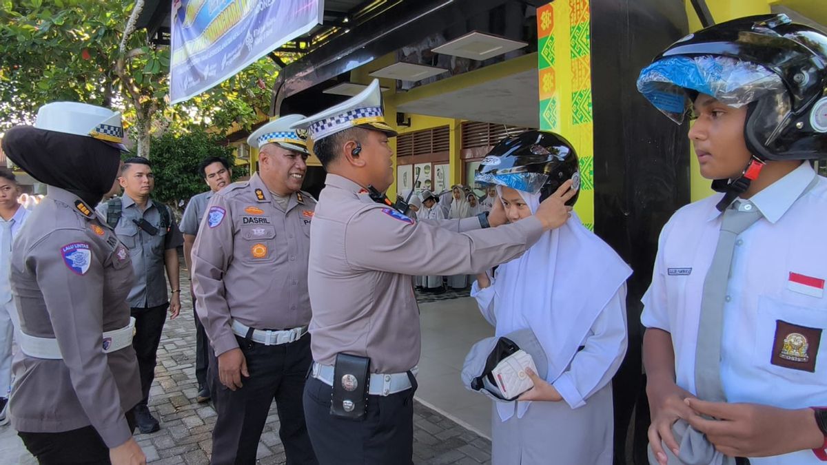 Dirlantas Polda Riau Holds Police Goes To School And Green Policing Programs At SMA/SMK Pekanbaru