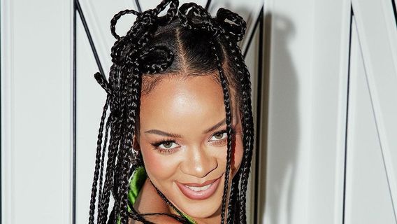 Pregnant And Busy With Business, Rihanna Promises To Prepare New Music For Fans