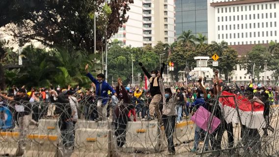 Ada Saja Tingkah Massa Remaja di Patung Kuda, Minta Rokok ke Polisi