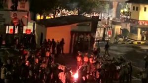 Mapolres Jakut Diserang Massa: Bom Molotov dan Petasan Dilempar ke Halaman Kantor Polisi