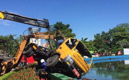 Pagi-pagi Buta, Mobil Sampah Masuk Kolam Air Mancur, Kepala Sopir Robek