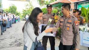 Pascaledakan SMAN 72 Jakarta, Polsek Kelapa Gading Bagikan Ratusan Bunga Mawar dan Cokelat di 4 Sekolah