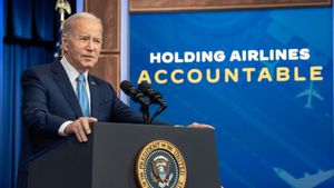 乔·拜登(Joe Biden)在大营大卫(Camp David)与美国总统大选辩论前几个小时的讨论练习使用 podium。