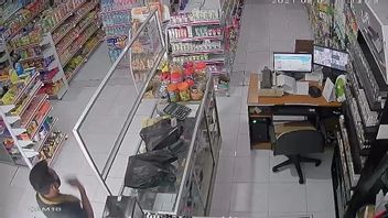 Pretending To Be Shopping, Men Steal Orphanage Charity Box At Minimarket In Banyuwangi