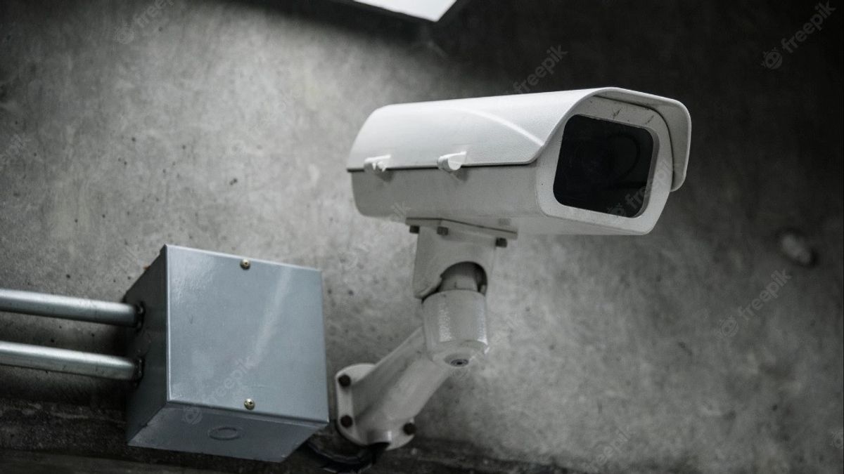 Terekam CCTV, Pemulung di Cakung Curi Motor Matic Milik Warga