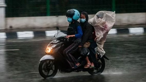 今天的天气,印度尼西亚的几个地区发生了大雨和大风